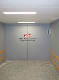 Interieur autolift met gesloten liftkooi en automatische schuifdeuren