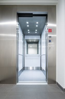 Inox lift in woonzorgcentrum