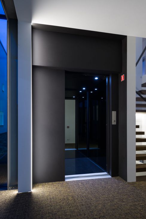 Zwarte lift op maat door Verolift en CAAN architecten